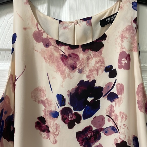 Womens small sleeveless flowered top - Picture 2 of 4